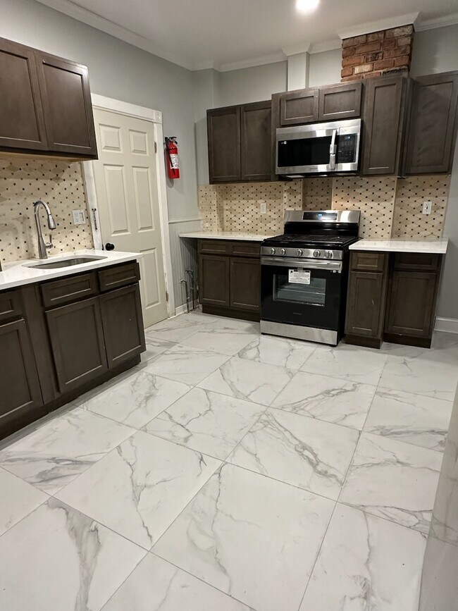 Building Photo - 83 Park Ave