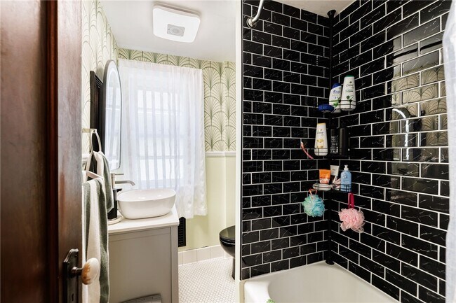 Building Photo - 109 Bedford St