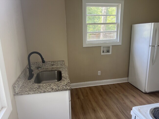 Building Photo - Recently Renovated Freestanding Unit in Tr...