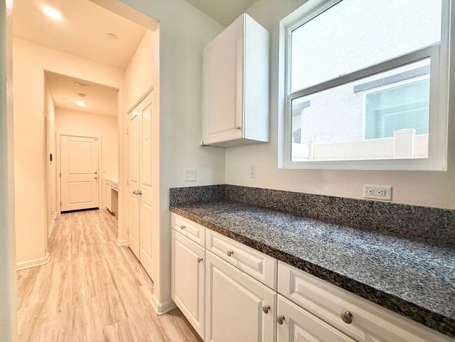 Building Photo - Iris Park Gem | 4 Bedrooms, Loft, and Modern Upgrades Throughout