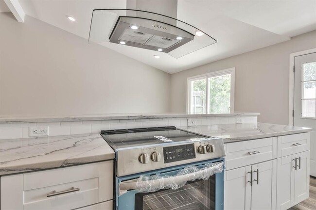Building Photo - 3215 Rockyridge Dr