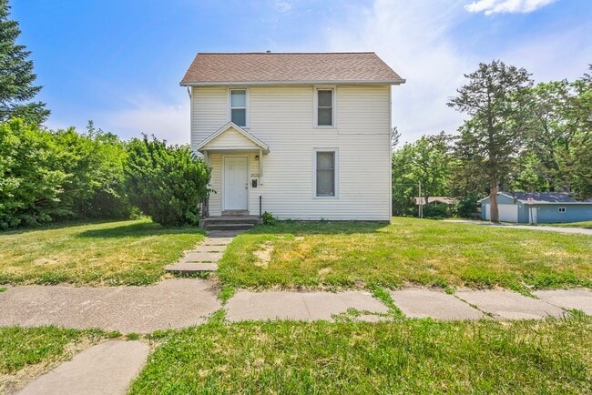 Building Photo - 2522 Iowa St