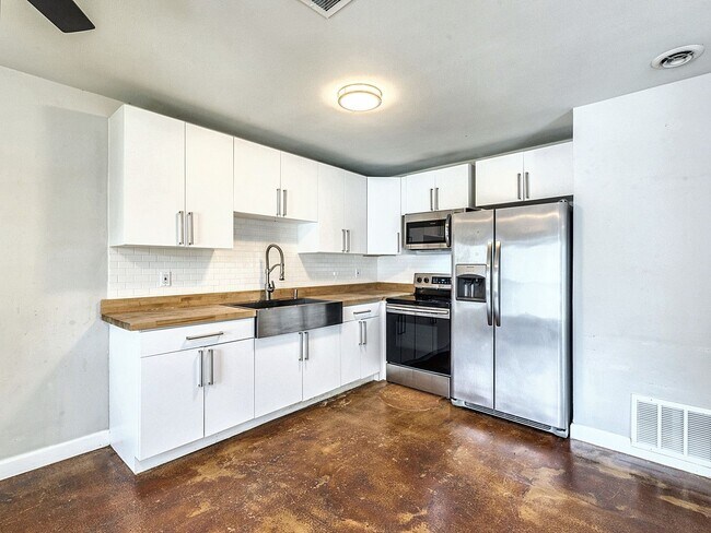 Building Photo - 2401 La Casa Dr