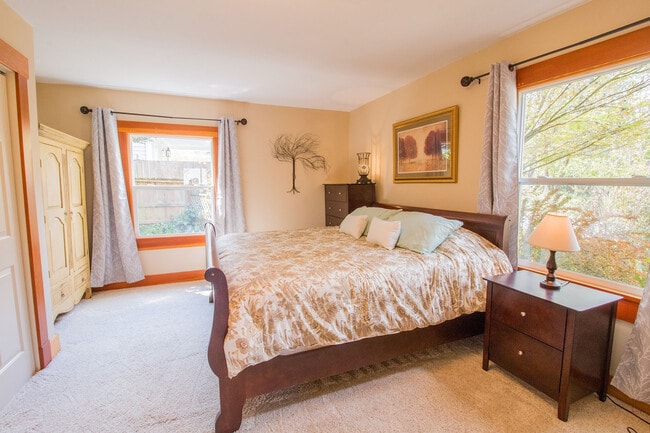 Building Photo - Zara's Cottage: Fully Furnished,  blocks t...