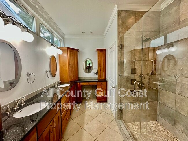 Building Photo - 419 Mayfair Dr