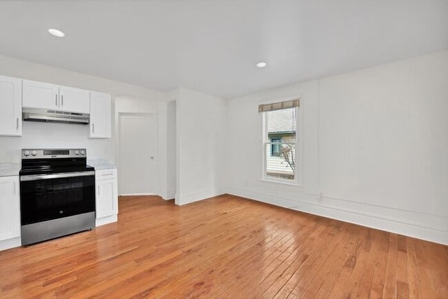 Building Photo - Renovated 2 Bedroom in Downtown Victorian Complex