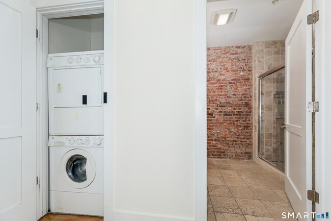 Building Photo - 116 Crown St