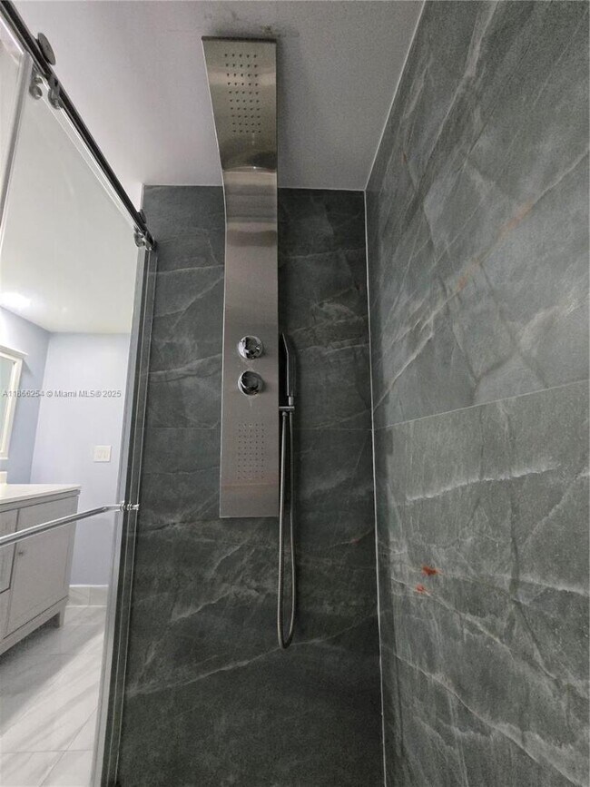 Building Photo - 7400 Radice Ct