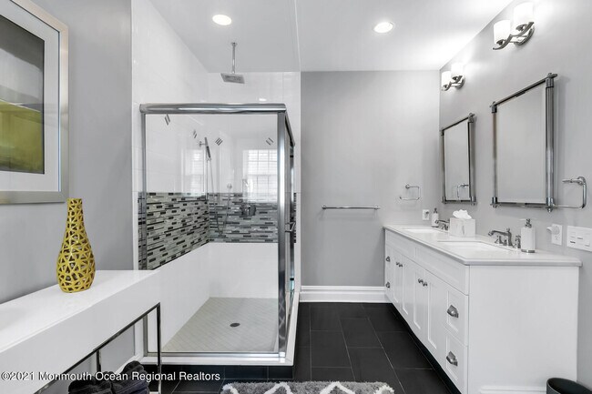 Building Photo - 2211 3rd Ave