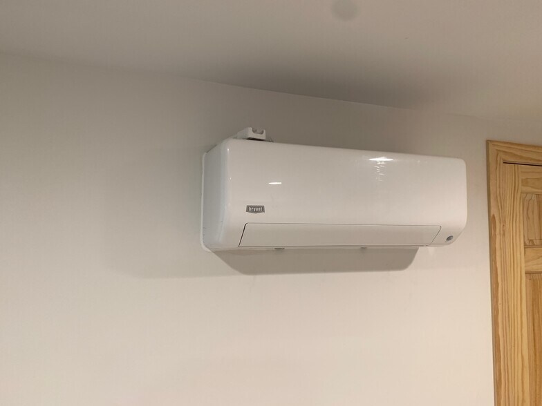 Air conditioner - 4334 Drew Ave S