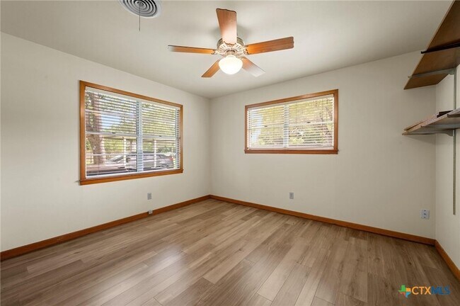 Building Photo - 201 Hillcrest Dr