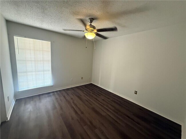 Building Photo - 1513 Deerwood Dr E
