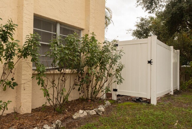 Building Photo - Bayou Oaks-Summer Lakes