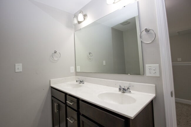 Building Photo - Spacious 3-Bed, 2.5-Bath Modern Home w/ 3-Car Garage in Highcroft – Close to Fort Bragg!