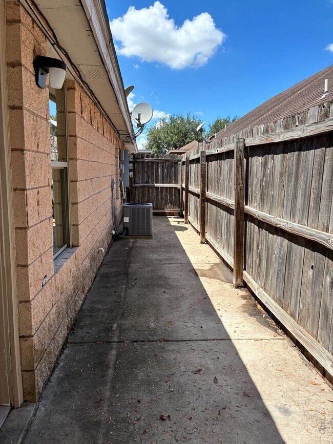 Building Photo - 1206 S Palm Dr