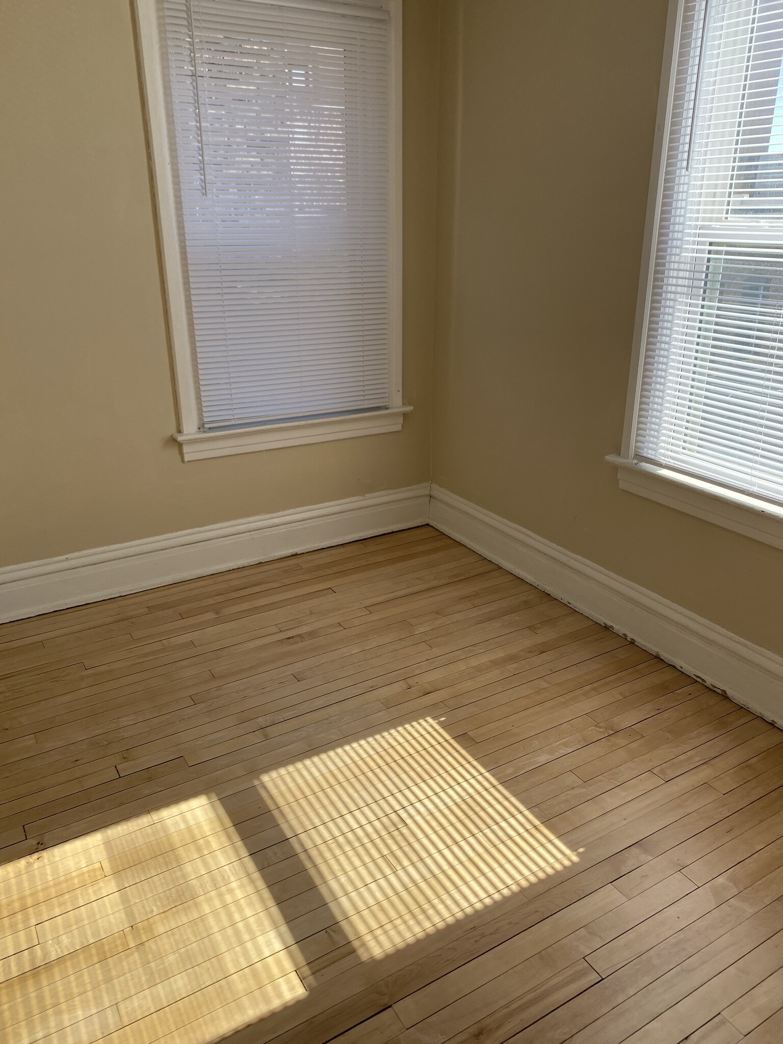 Building Photo - 826 E 2nd St