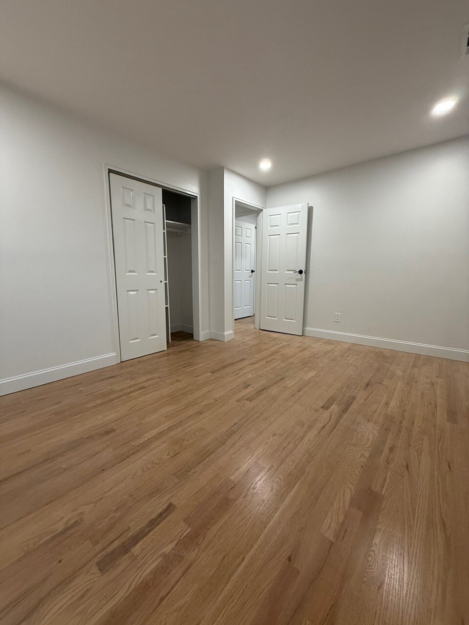 Building Photo - 6 Oak Ln