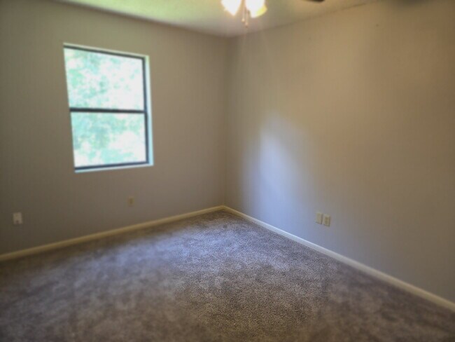 Building Photo - Great location. Centrally located.