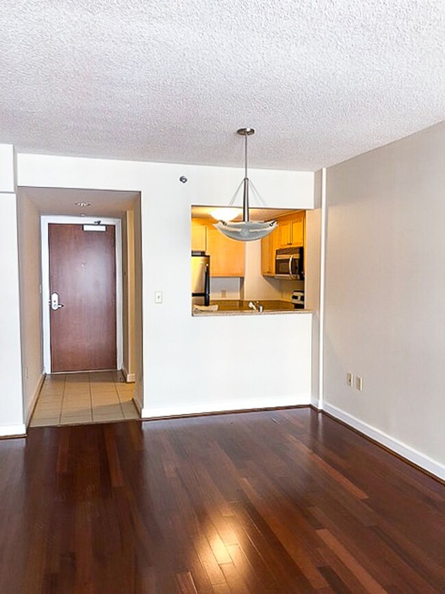 Building Photo - Bright & Spacious 2 Bed 2 Bath High-Rise C...