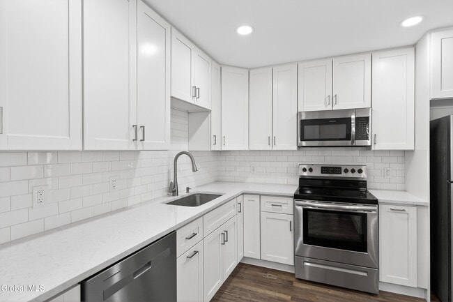 Building Photo - 6 Arrow St