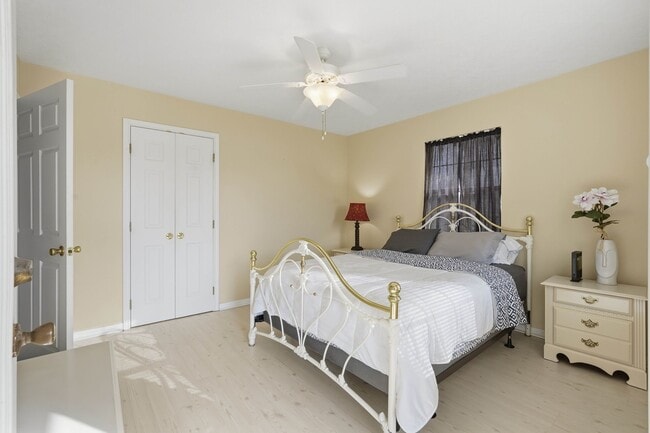 Building Photo - 360 S Lakeside Dr