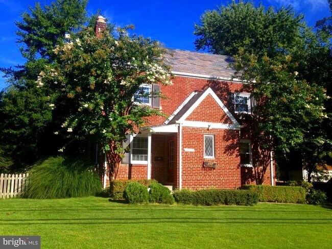 Building Photo - 10118 Cedar Ln