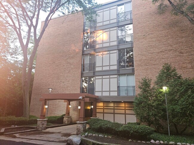 Building Photo - 5800 Oakwood Dr