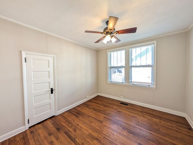 Building Photo - West Asheville Cottage-Long Term Rental