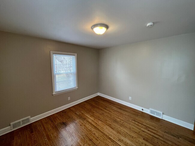 Building Photo - Charming 3-Bedroom 2-Bath with Beautiful Hardwood Floors