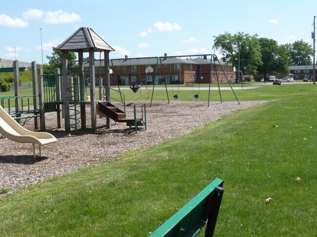 Building Photo - 2 Bedroom Condo for Rent  Warrenville HTS