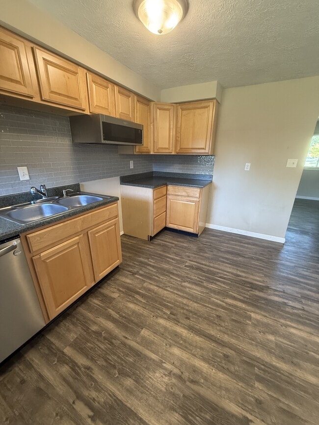 Building Photo - 6185 Farmborough Dr
