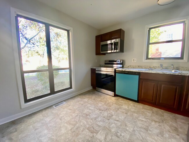 Building Photo - 5805 Dockridge Ct