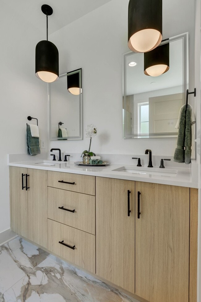 Building Photo - 660 Vernon Ave