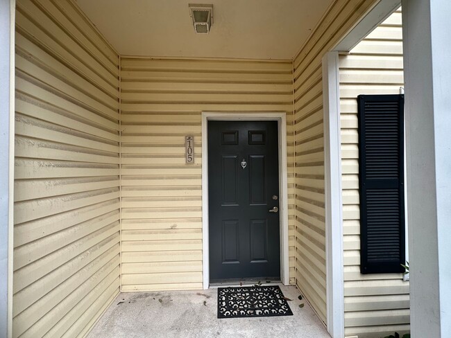 Building Photo - Stylish 2 bed, 2.5 Bath Condo in Magnolia Place | Private Garage | $1,550.00