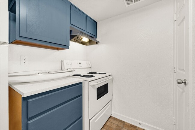 Building Photo - 8100 Creekbend Dr