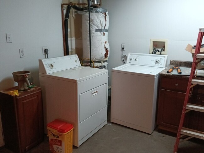Building Photo - 3 Bedroom, 2-Bathroom in the NE Heights, C...