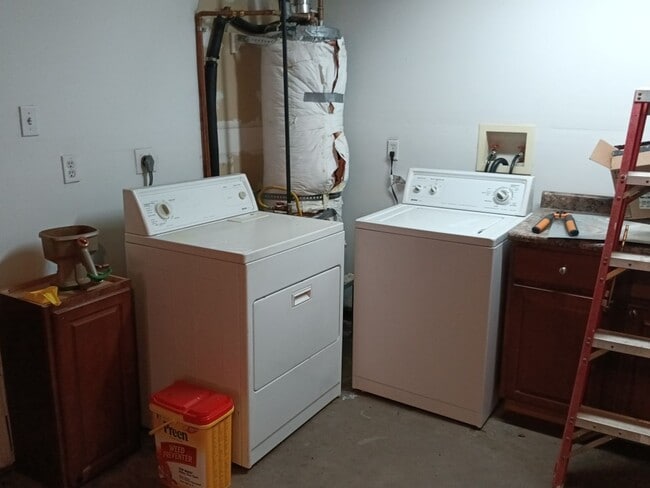 Building Photo - 3 Bedroom, 2-Bathroom in the NE Heights, Close to Everything.