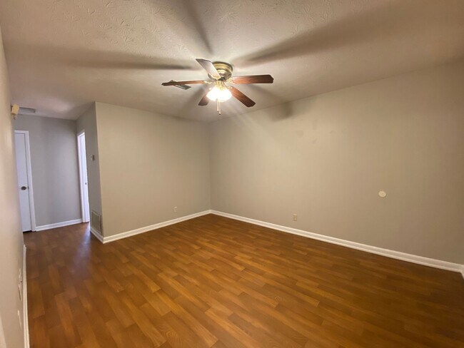 Building Photo - McCullars- 424