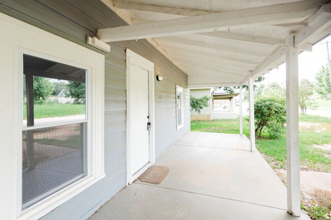 Building Photo - Move-in special: 50% off 1st month's rent – Newly Renovated 2 Bedroom Home!