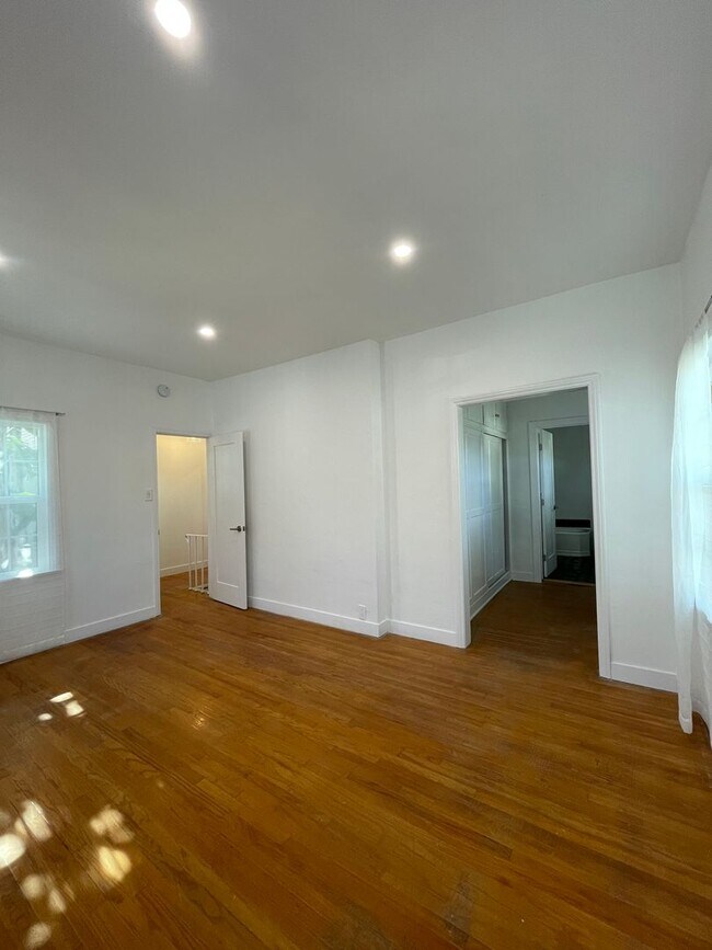 Building Photo - 1811