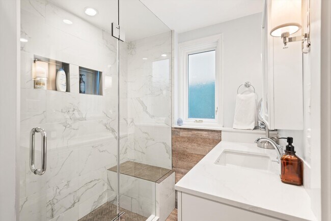 Building Photo - 825 E Hopkins Ave