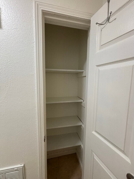 Building Photo - 224 Duke Dr