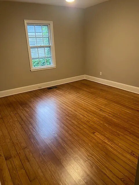 Building Photo - Room in House on Winburn Terrace