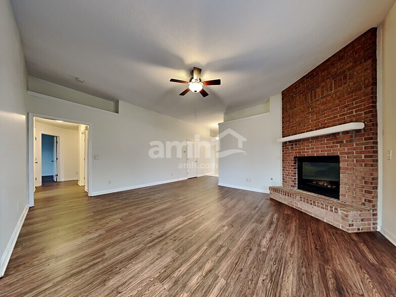 Building Photo - 6872 Sun Ridge Dr