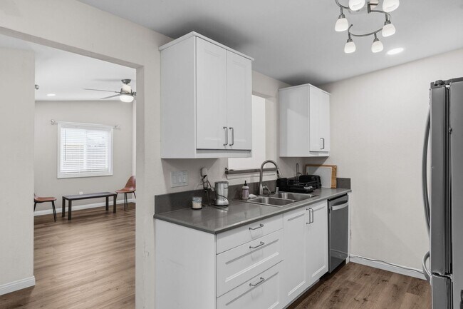 Building Photo - 1127 Hemlock Ave