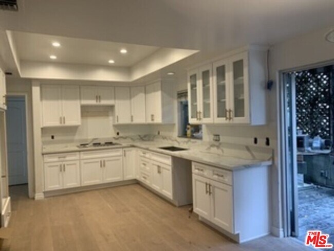 Building Photo - 370 S Elm Dr