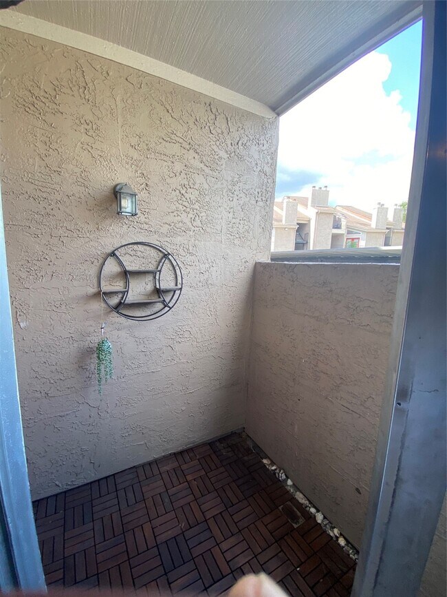 Building Photo - 10855 Meadowglen Ln