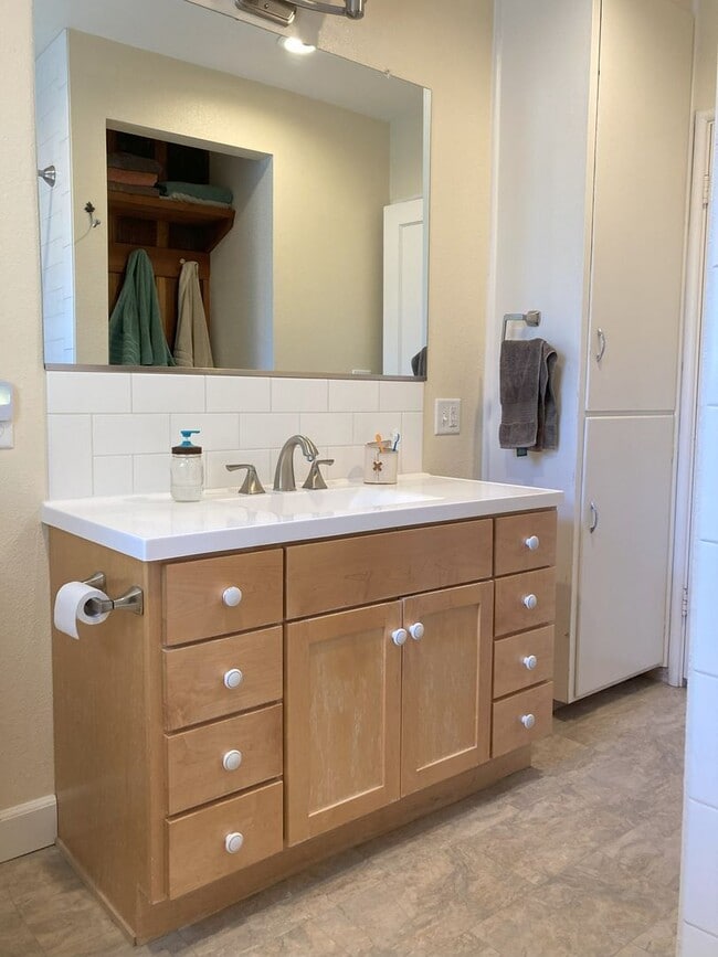 Building Photo - Beautiful Home Walking Distance To Town an...