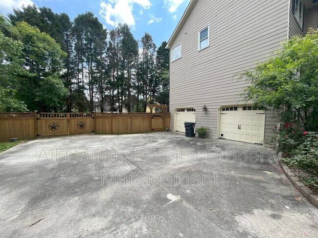 Building Photo - 2320 Springdale Dr
