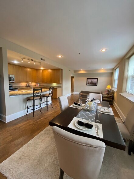 Building Photo - 803 E 6th St